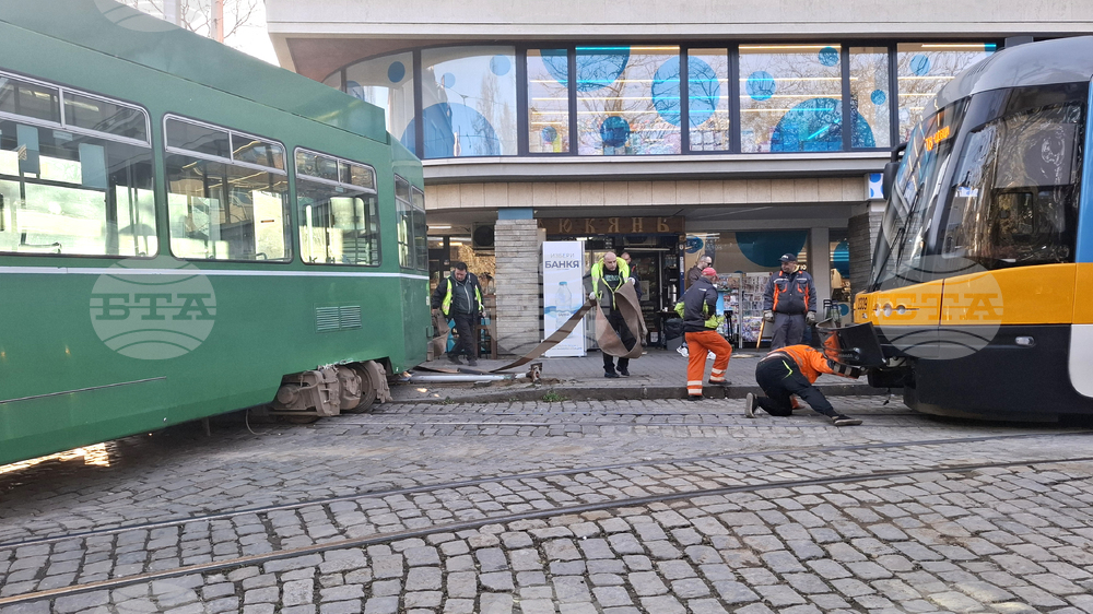 Площад „Журналист“ - аварирал трамвай - спряно движение