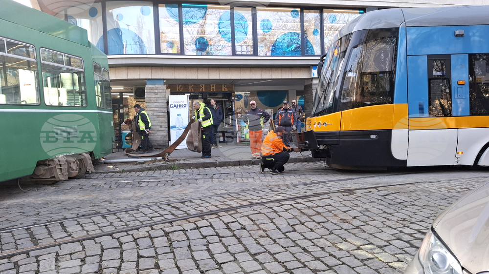 Площад „Журналист“ - аварирал трамвай - спряно движение