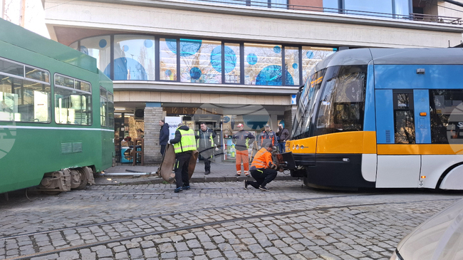 Площад „Журналист“ - аварирал трамвай - спряно движение