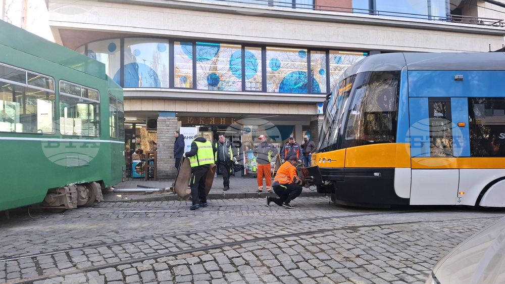 Площад „Журналист“ - аварирал трамвай - спряно движение