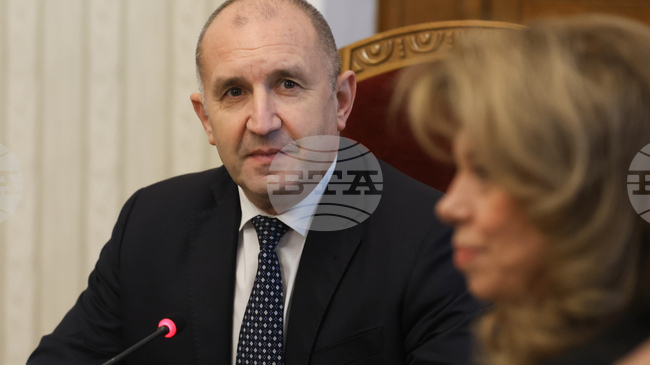 Българските граждани очакват стабилност и отговорност в управлението - независимо кое е то, заяви президентът Румен Радев