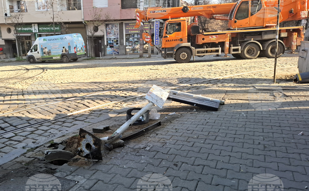 Площад „Журналист“ - аварирал трамвай - спряно движение