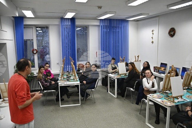 Бетеанци размениха компютри за платна в уъркшоп по рисуване