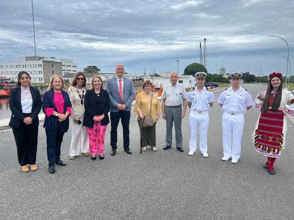 Посланик Стоян Михайлов и представители на българската общност посрещнаха кораба „Св. св. Кирил и Методий“ в аржентинския град Мар дел Плата