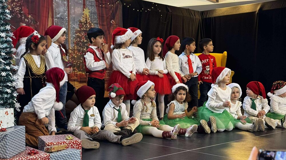 С песни, стихотворения и танци децата от Българския просветен център „Иван Вазов“ в Копенхаген посрещнаха Дядо Коледа