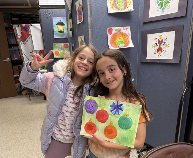 Картини с коледни орнаменти рисуваха ученици от Българското училище „Слънчогледи“ в град Глен Елин, САЩ