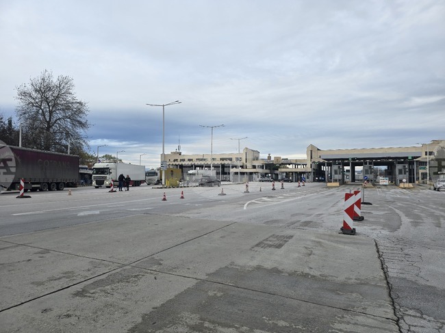 Тежкотоварните автомобили преминават и в двете посоки на граничен преход "Кулата - Промахон"