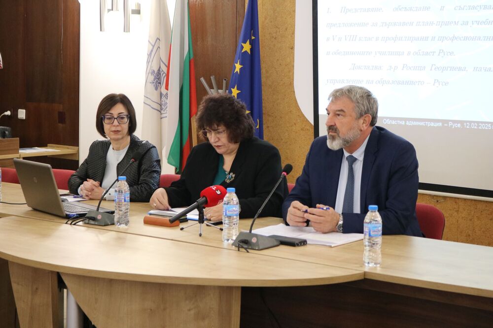 Броят на паралелките и специалностите в Русенско след 7 клас на фокус на заседание при областния управител Драгомир Драганов днес 