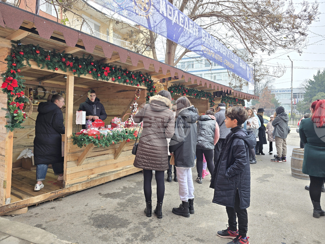 Ротари клуб в Свищов подреди благотворителен базар за събиране на средства в помощ на деца от общината