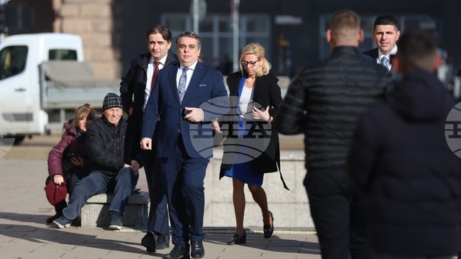 Представители на ПП-ДБ пристигнаха на "Дондуков" 2 за консултации с президента Румен Радев 