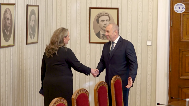 Деница Сачева от ГЕРБ-СДС дойде на "Дондуков" 2 за консултации преди връчване на мандата за съставяне на правителство