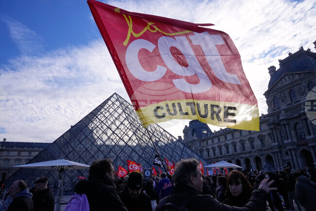Лувърът в Париж остава затворен, тъй като работещите в музея обмислят удължаване на стачните действия