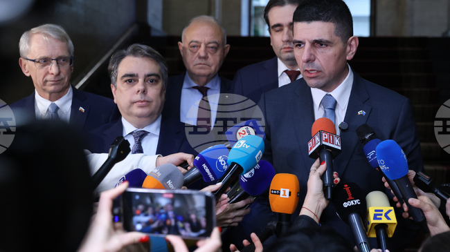 Датата за извънредни избори ще бъде определена от президента, заяви председателят на ПП Асен Василев след консултациите при Румен Радев