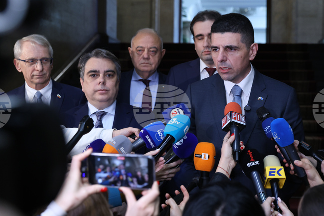 Датата за извънредни избори ще бъде определена от президента, заяви председателят на ПП Асен Василев след консултациите при Румен Радев