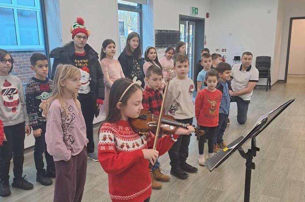 Обичаите „Сурвакане“ и „Коледуване“ бяха пресъздадени по време на коледния празник на Българското училище в Годалминг, Великобритания