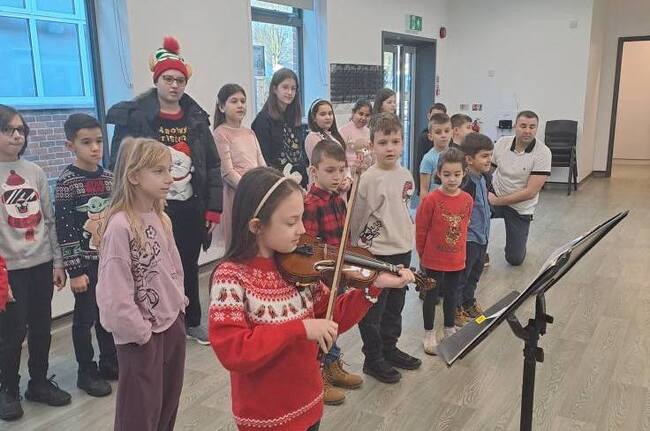 Обичаите „Сурвакане“ и „Коледуване“ бяха пресъздадени по време на коледния празник на Българското училище в Годалминг, Великобритания