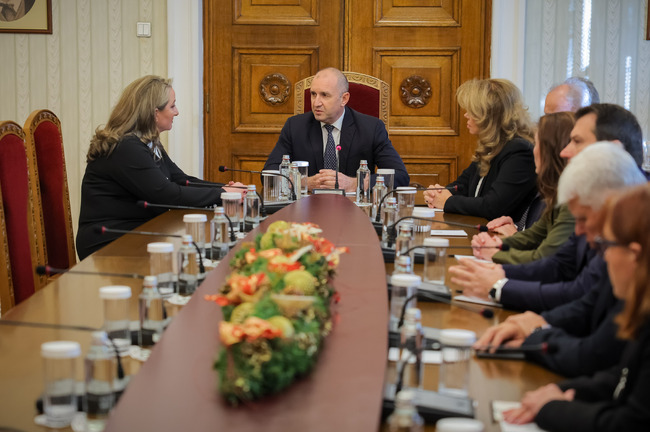 Президентът: Българите очакват макар и в оставка, кабинетът да изпълнява отговорно и в пълен обем конституционните си задължения