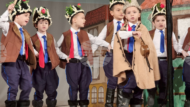 Около 200 деца в Ямбол танцуваха в ритъма на местния коледарски буенек