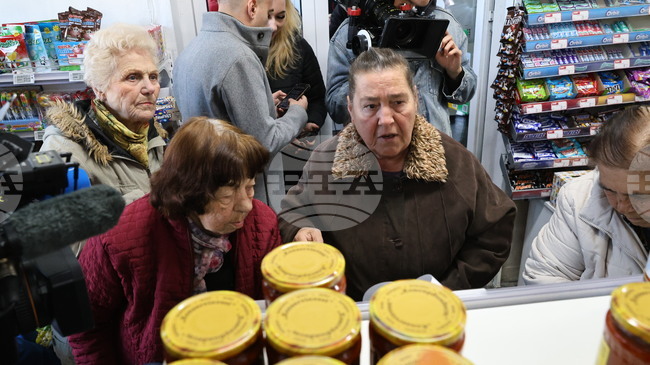 Съветът на директорите на „Магазин за хората“ подаде заявления за напускане