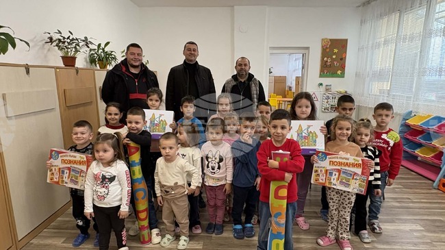 Общински съветници от Опака направиха коледни подаръци на децата в детските градини в три населени места 