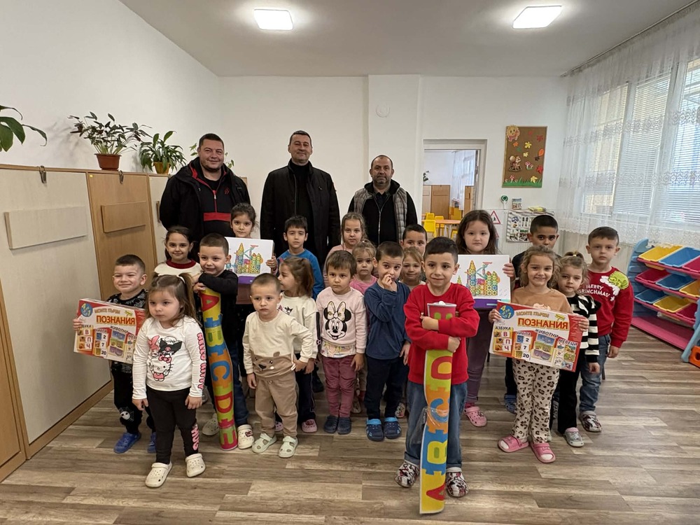 Общински съветници от Опака направиха коледни подаръци на децата в детските градини в три населени места 