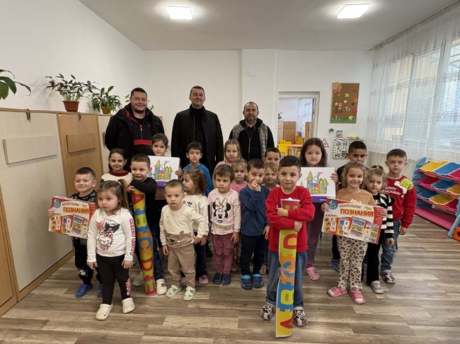 Общински съветници от Опака направиха коледни подаръци на децата в детските градини в три населени места 
