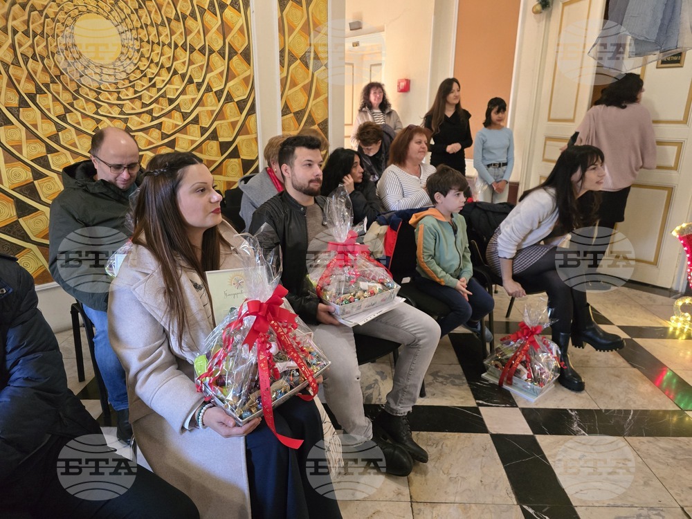 Коледни подаръци получиха деца в Ловеч, ползващи социални услуги