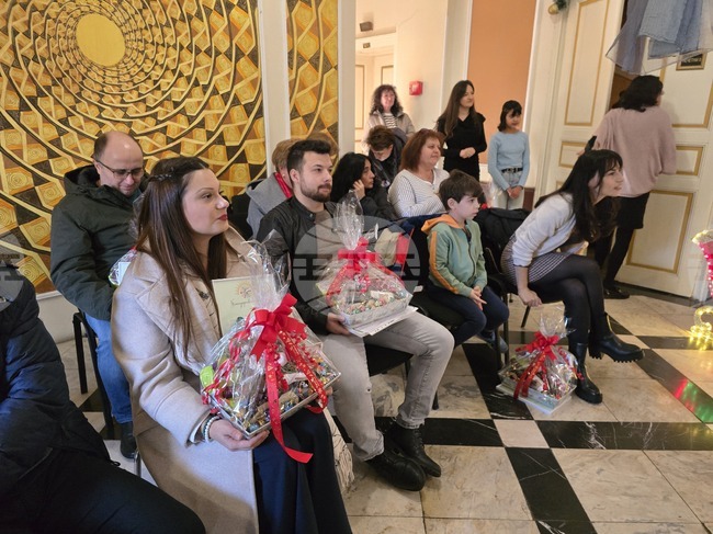 Коледни подаръци получиха деца в Ловеч, ползващи социални услуги