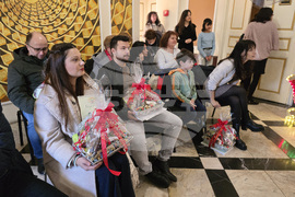 Ловеч - деца от резидентни услуги - коледни подаръци