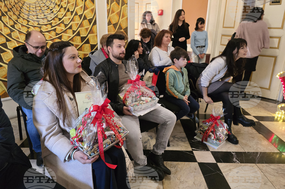 Ловеч - деца от резидентни услуги - коледни подаръци