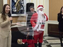 Ловеч - деца от резидентни услуги - коледни подаръци