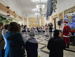 Ловеч - деца от резидентни услуги - коледни подаръци