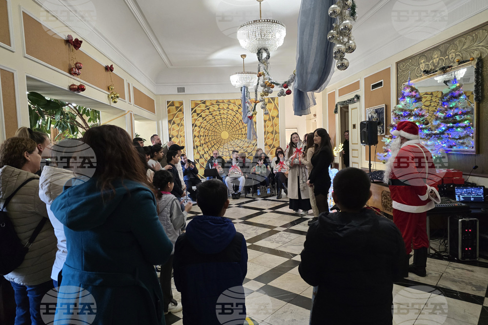 Ловеч - деца от резидентни услуги - коледни подаръци