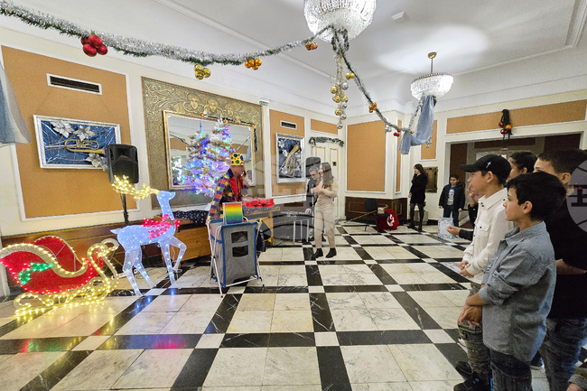 Ловеч - деца от резидентни услуги - коледни подаръци 