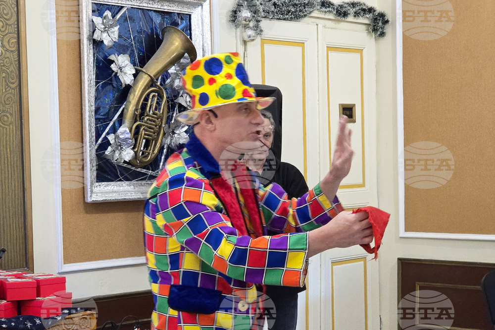 Ловеч - деца от резидентни услуги - коледни подаръци