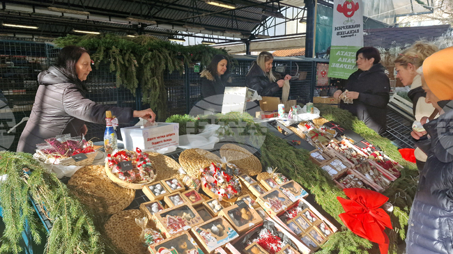 Екипът на Общински пазари в Разград помага на деца и младежи от преходното жилище в града чрез коледен благотворителен базар 