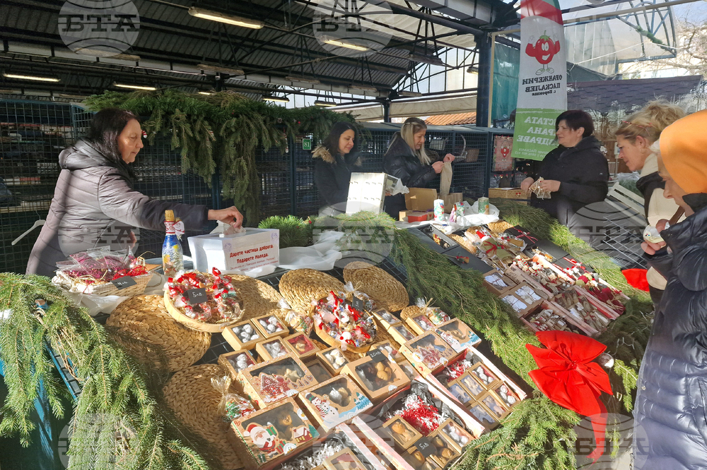 Екипът на Общински пазари в Разград помага на деца и младежи от преходното жилище в града чрез коледен благотворителен базар 