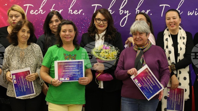 ВУТП: Ани Салич връчи сертификатите на дамите от програмата “Women in Tech – Жените в технологиите”