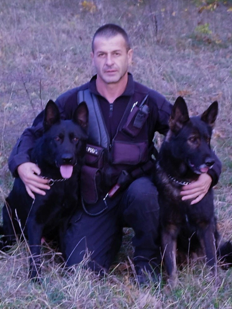 Старши полицай Красимир Кирилов от ГПУ-Брегово и Дирекция „Противодействие на незаконната миграция“ от ГДГП са отличените в церемонията „Полицай на годината 2025“