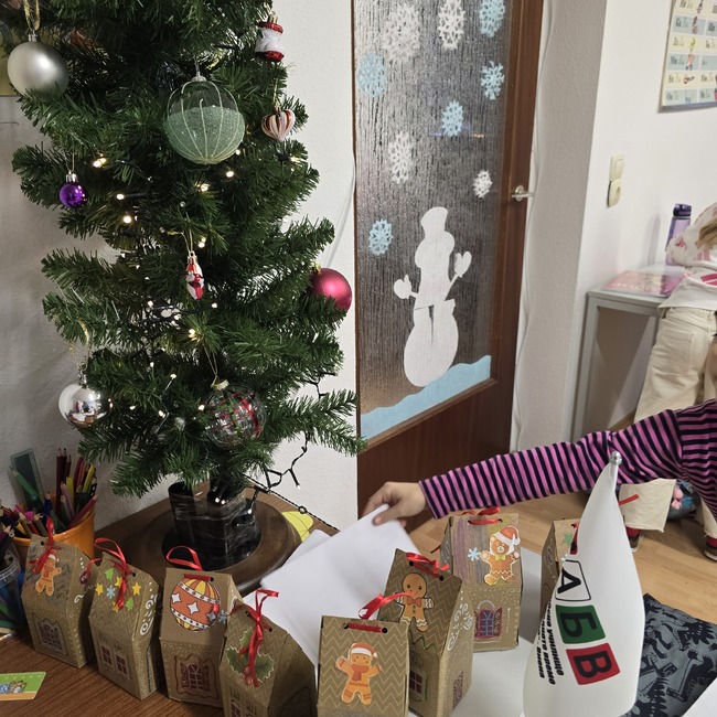 Деца в училище „Св. св. Кирил и Методий” във Виена писаха и рисуваха писма до Дядо Коледа