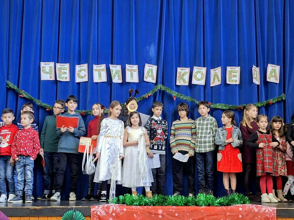  Коледното тържество в Българското училище „Слово“ в Оксфорд, Англия, събра ученици, учители и родители