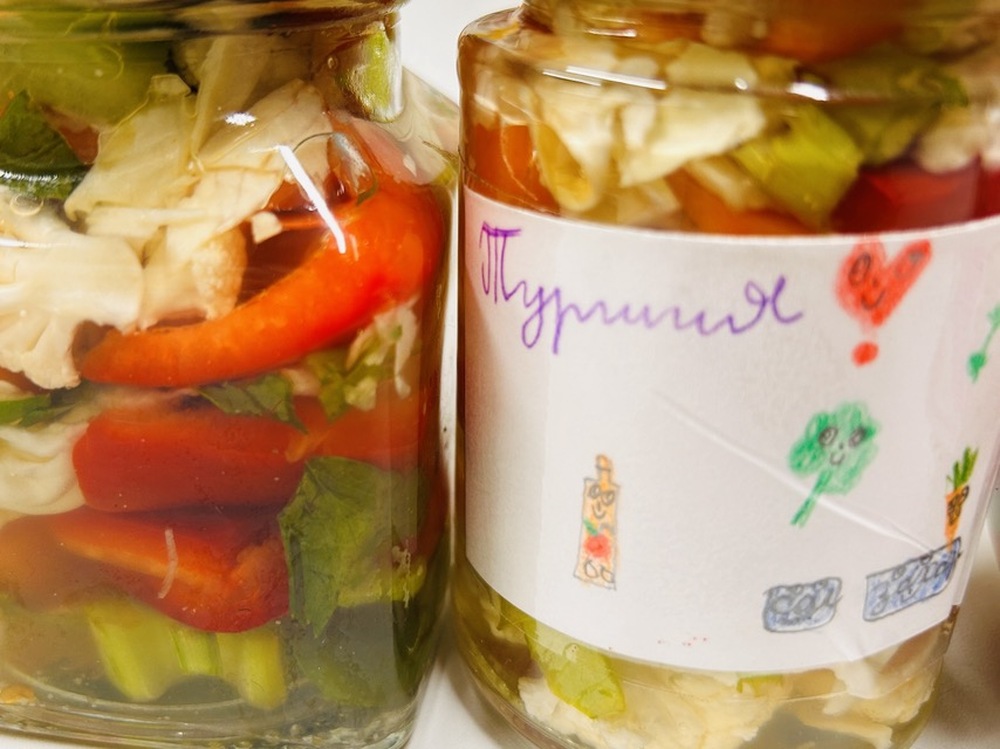 Ученици от училище „Св. св. Кирил и Методий” във Виена правиха туршия в рамките на клуб „Традиции“