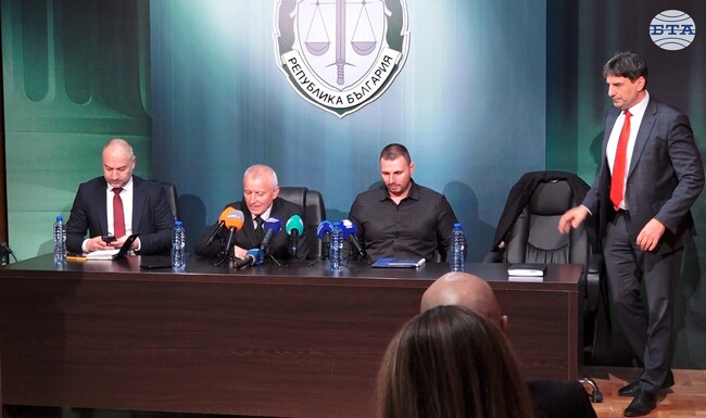 Седем души, сред които полицаи, са обвинени за участие в организирана престъпна група, действала в София и Ловеч