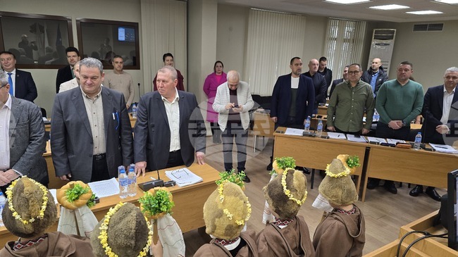 Малки коледари поздравиха общинските съветници в Плевен на последното им редовно заседание за годината