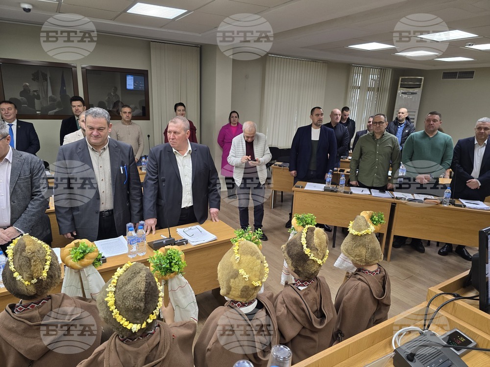 Малки коледари поздравиха общинските съветници в Плевен на последното им редовно заседание за годината