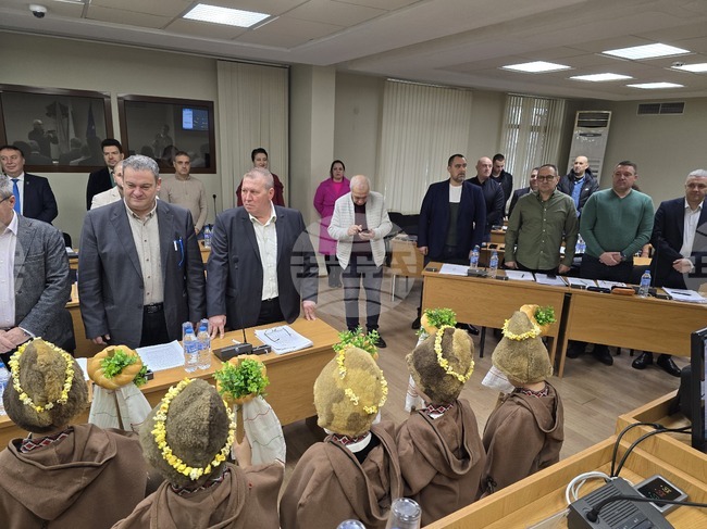 Малки коледари поздравиха общинските съветници в Плевен на последното им редовно заседание за годината