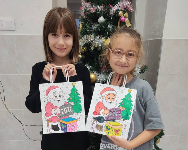 В ателие за декорация на торбички за подаръци участваха ученици от Българското училище „Св. св. Кирил и Методий“ в Тафая, Испания