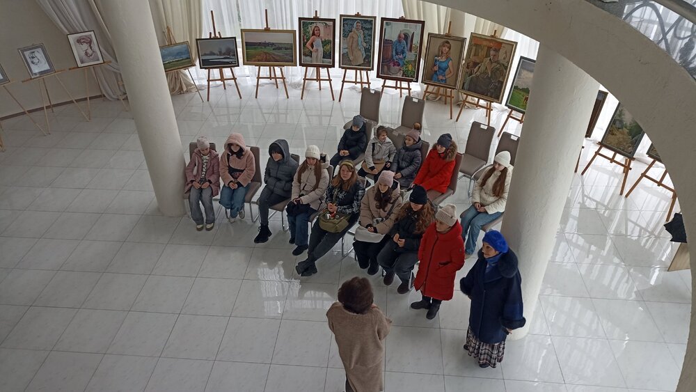 Деца от детско музикално училище в Болград, Украйна, посетиха изложбата на художника Виктор Занфираки