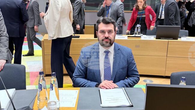 Единствено Украйна има правото да взема решения по чувствителни въпроси, включително и териториални, заяви Георг Георгиев