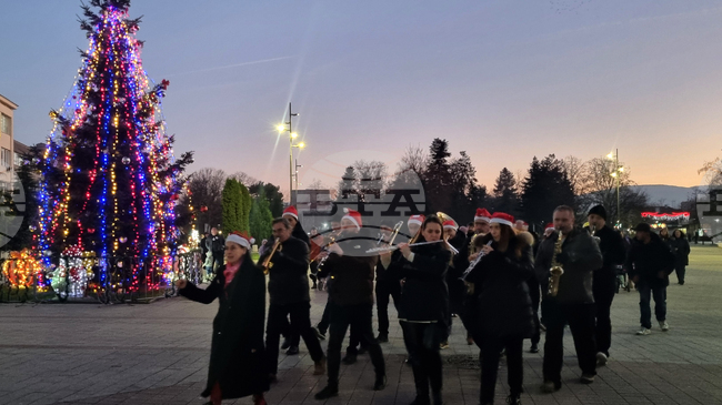 С дефиле и концерт на Духовия оркестър в Търговище беше открит коледният базар